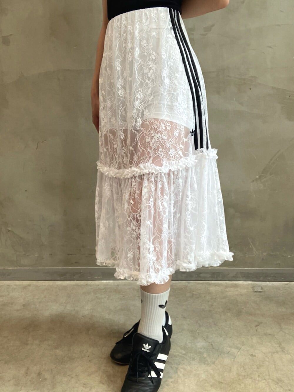「スニーカー、スカート、Tシャツ、adidas、アディダス、adidas originals、アディダスオリジナルス、lowprofile、TAEKWONDO」｜「adidasのカットアウト カリ半袖Tシャツ / アディダスオリジナルス adidas Originals（Tシャツ/カットソー、ブラック系）」を使った、RTさん（レディース・160cm）の夏コーディネートの5枚目の写真