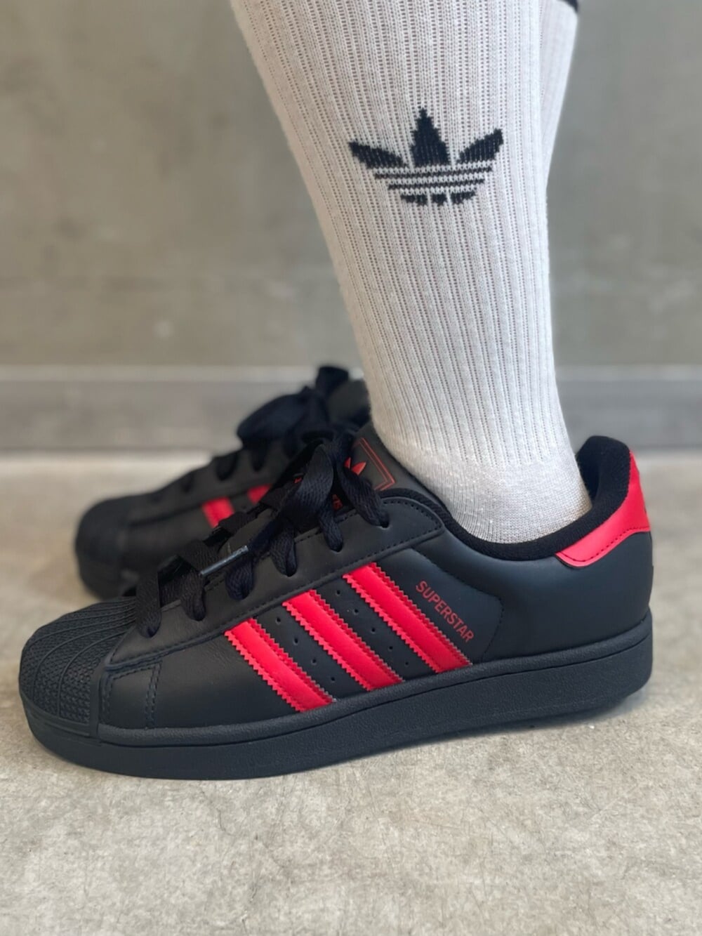 ブラック系のその他パンツ、ブラック系のスニーカー、ブラック系のジャージを着用したレディースの春コーディネートの6枚目の写真