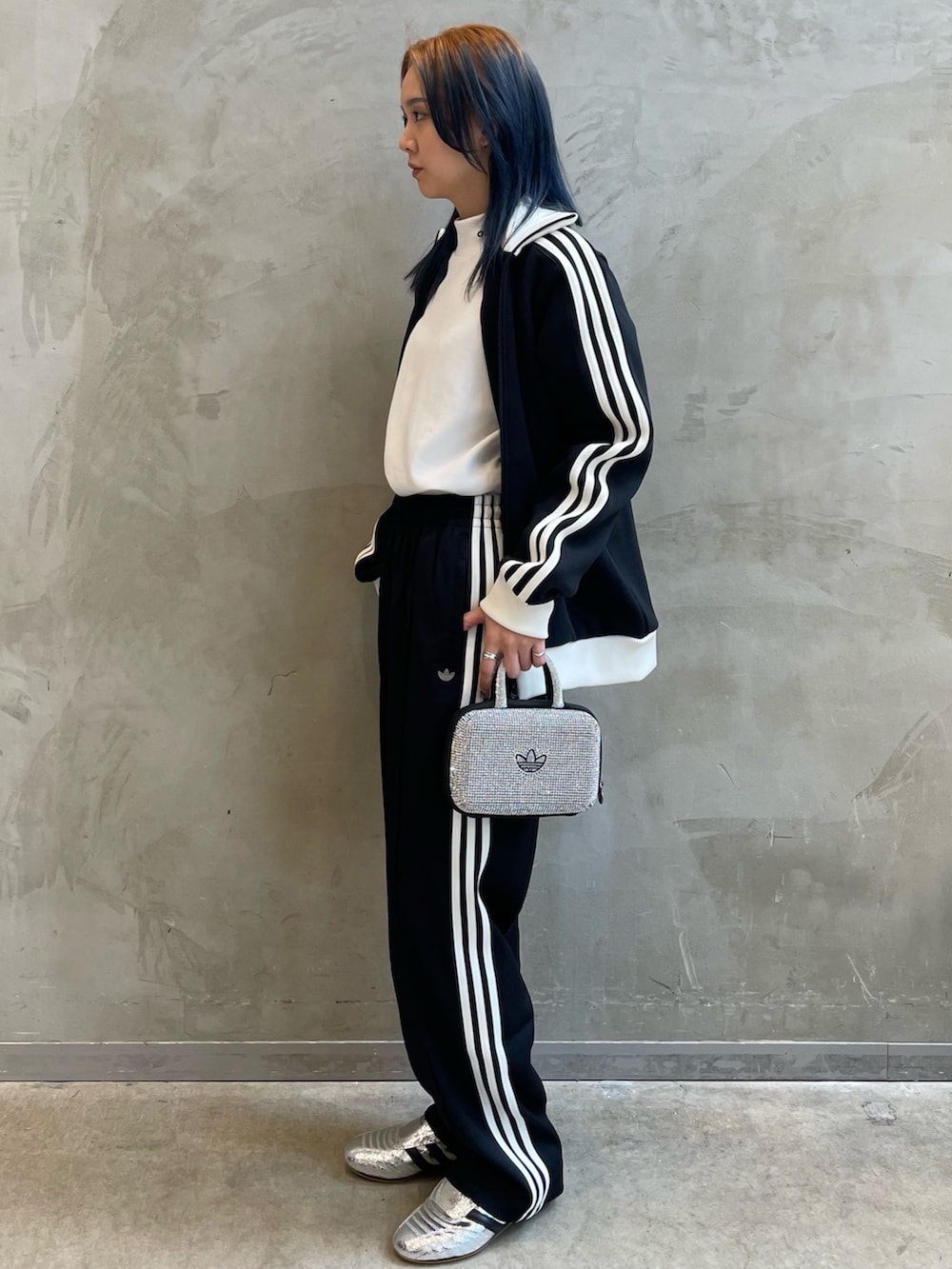 「スニーカー、adidas、クラッチバック、ジャージ、アディダス、トラックパンツ、adidas originals、長袖Tシャツ、トラックトップ、テコンドー」｜「adidasのプレミアム トラックトップ（ジャージ） / ジャージ / アディダスオリジナルス adidas Originals（ナイロンジャケット、ブラック系）」を使った、RTさん（レディース・160cm）の冬コーディネートの3枚目の写真