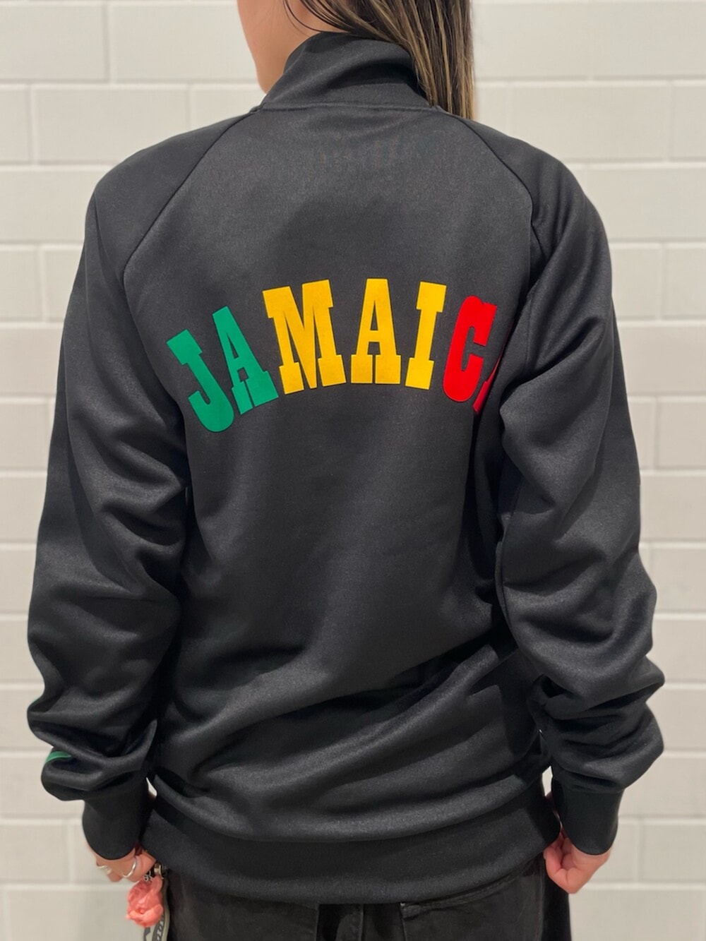 ブラック系のジャージ、その他のシューズを着用したレディースの冬コーディネートの5枚目の写真