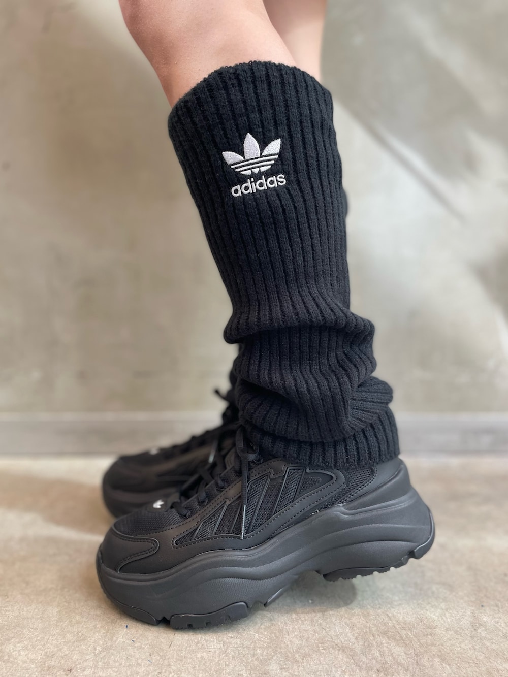 「スニーカー、スカート、adidas、レッグウォーマー、アディダス、ファージャケット、adidas originals、アディダスオリジナルス、トラックトップ、オズガイア」｜「adidasのファートラックジャケット / アディダスオリジナルス adidas Originals（ブルゾン、ブラック系）」を使った、RTさん（レディース・160cm）の秋コーディネートの6枚目の写真