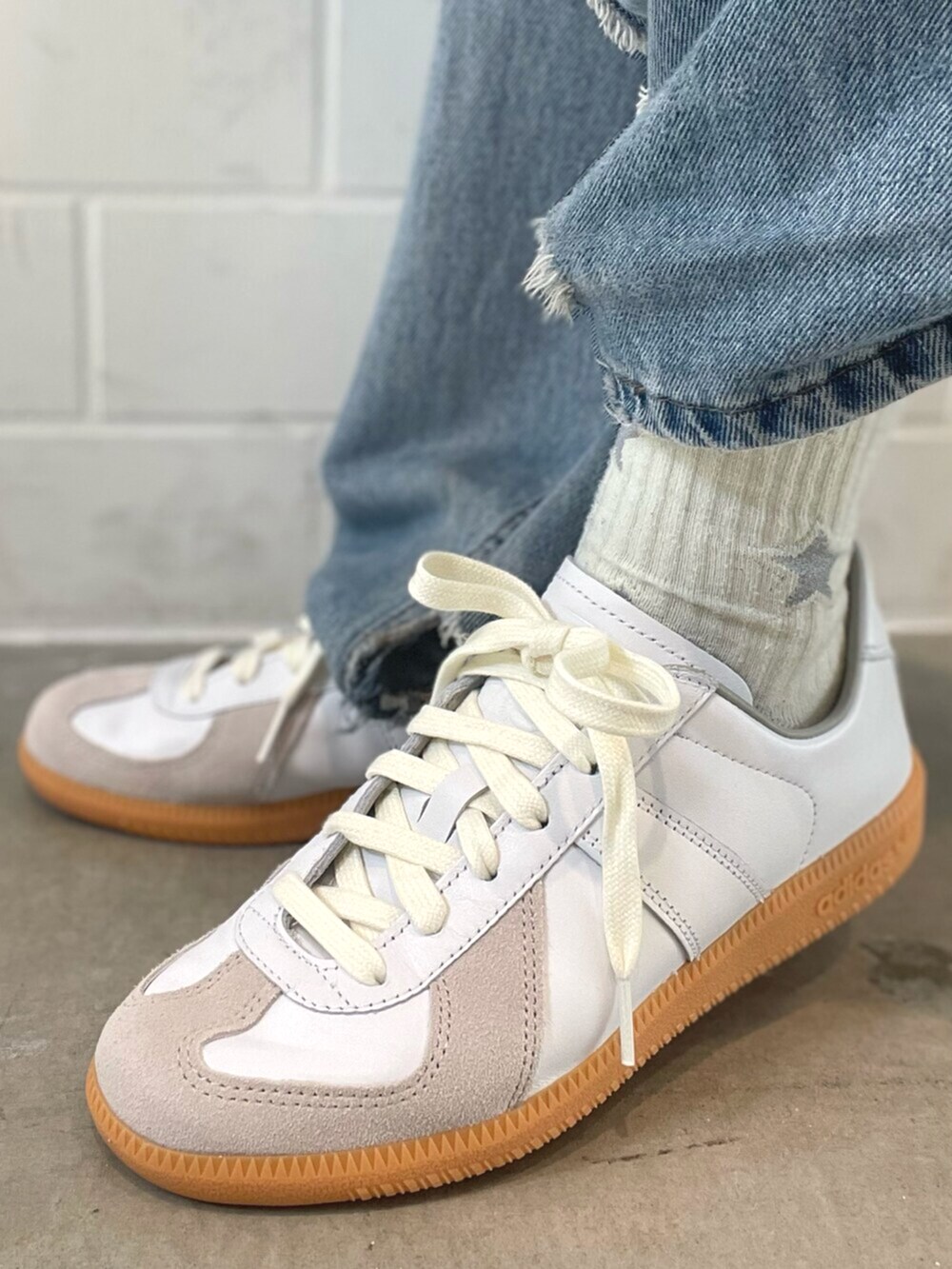 ブラウン系のスカート、ブラウン系のショルダーバッグ、ホワイト系のシューズを着用したレディースの春コーディネートの6枚目の写真