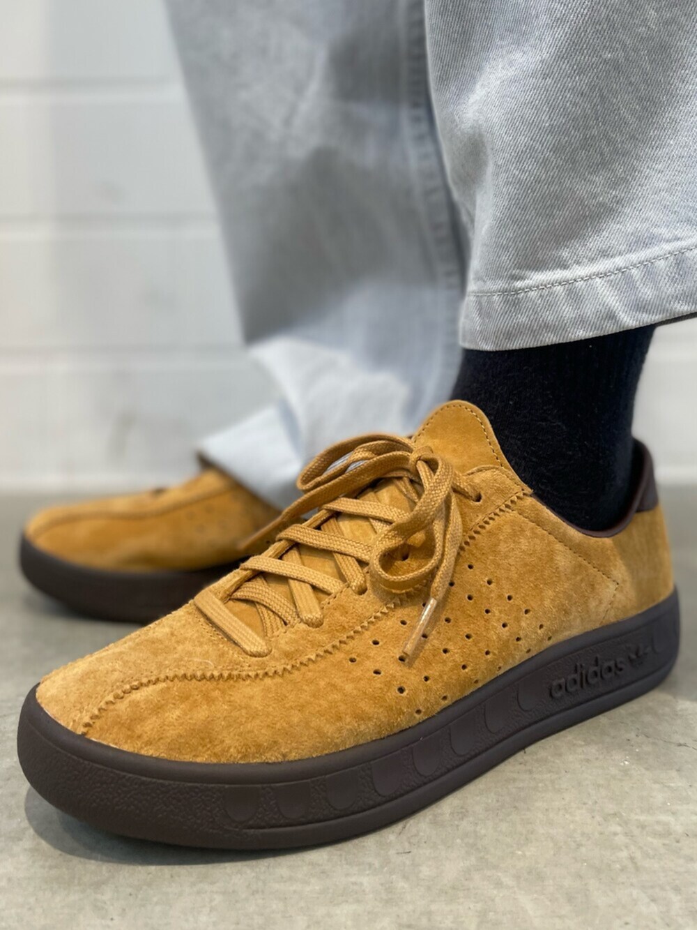 ブルー系のその他パンツ、ブラック系のパーカー、イエロー系のシューズを着用したレディースの冬コーディネートの6枚目の写真