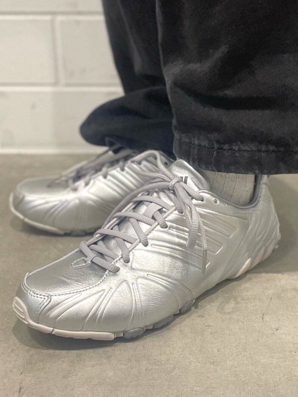 ブルー系のデニムジャケット、シルバー系のシューズを着用したレディースの秋コーディネートの4枚目の写真