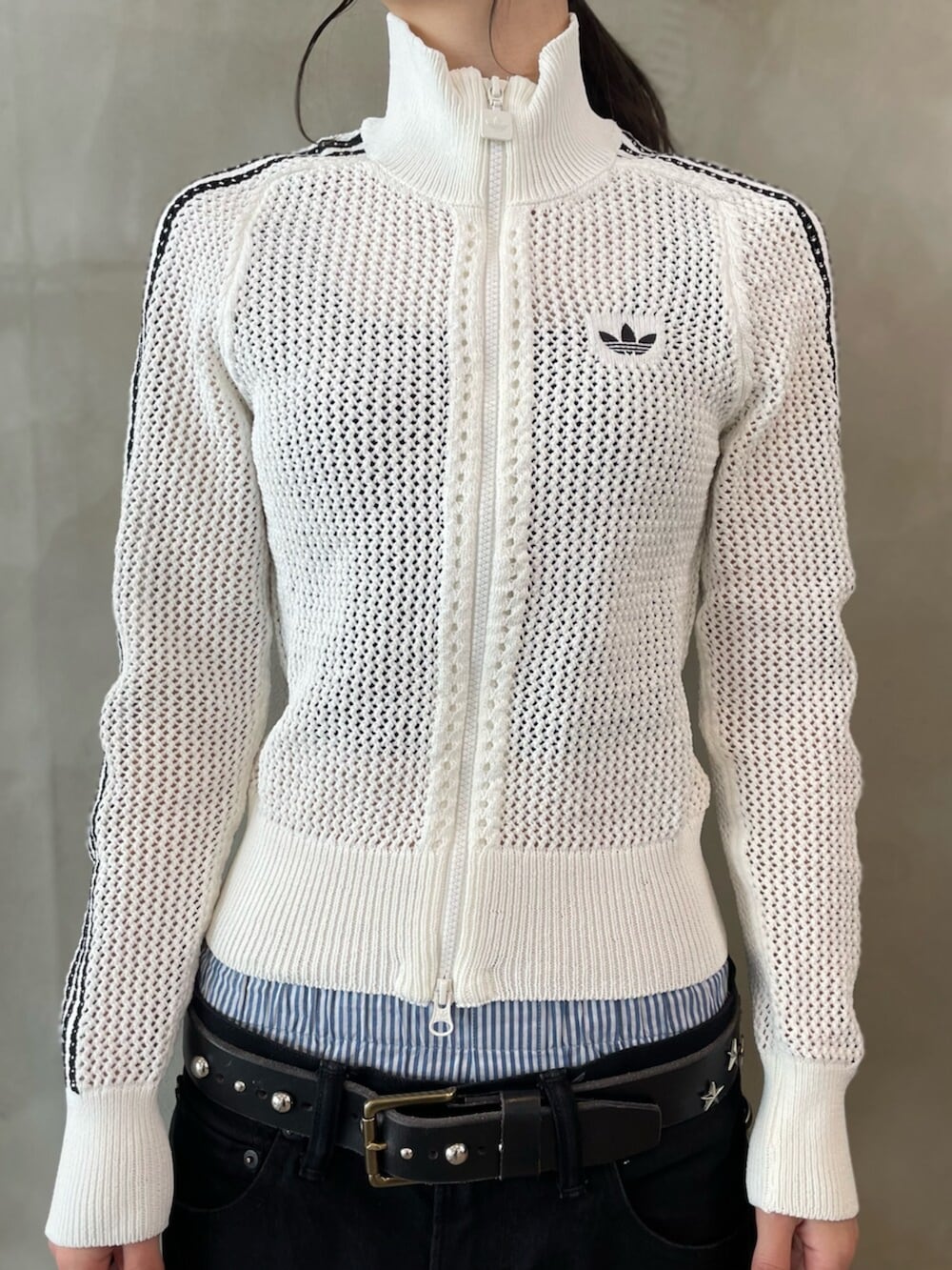 グレー系のスニーカー、ホワイト系のジャージを着用したレディースの春コーディネートの3枚目の写真