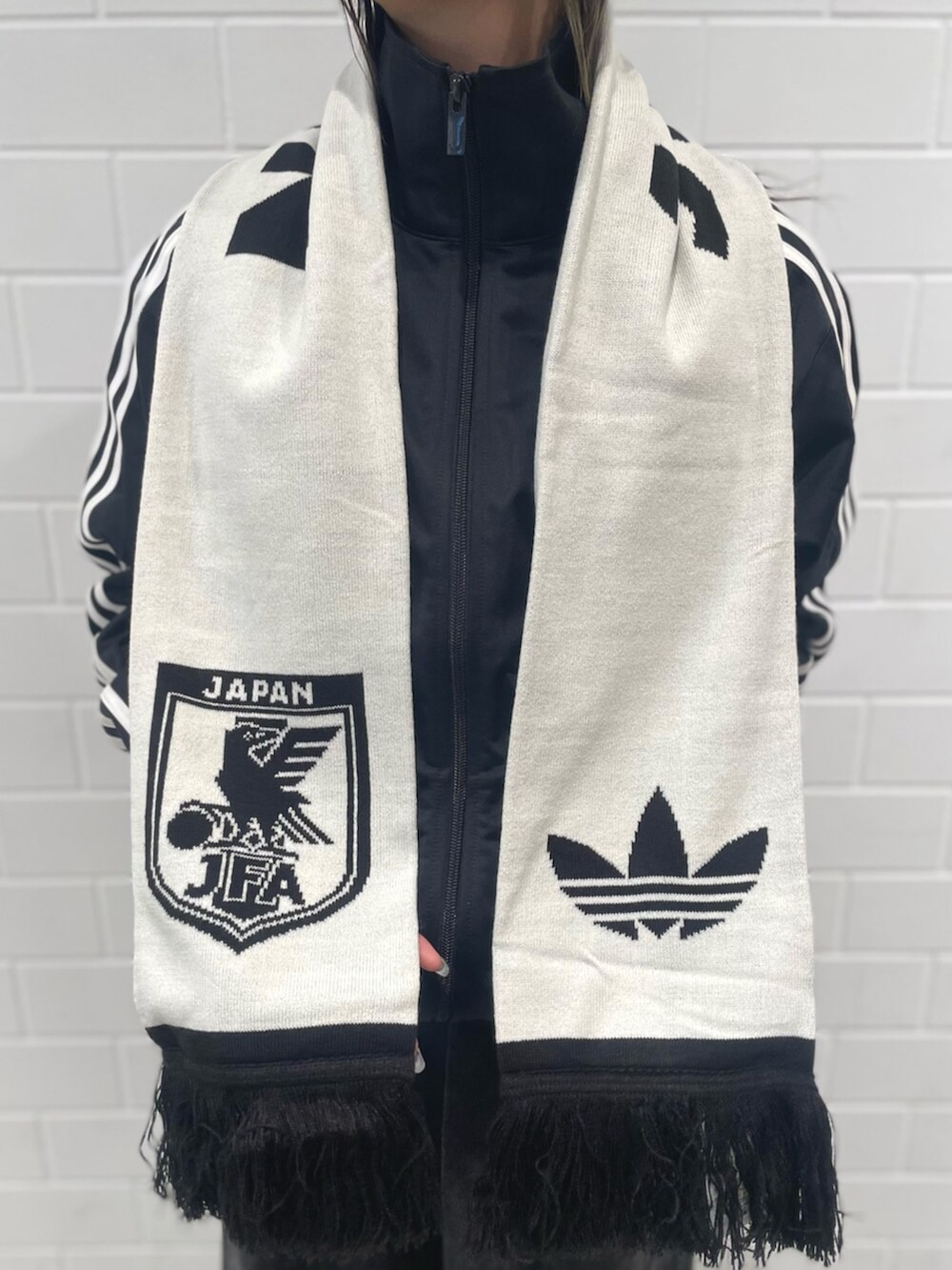 ブラック系のその他パンツ、ブラック系のジャージ、ブラック系のスニーカーを着用したレディースの春コーディネートの4枚目の写真