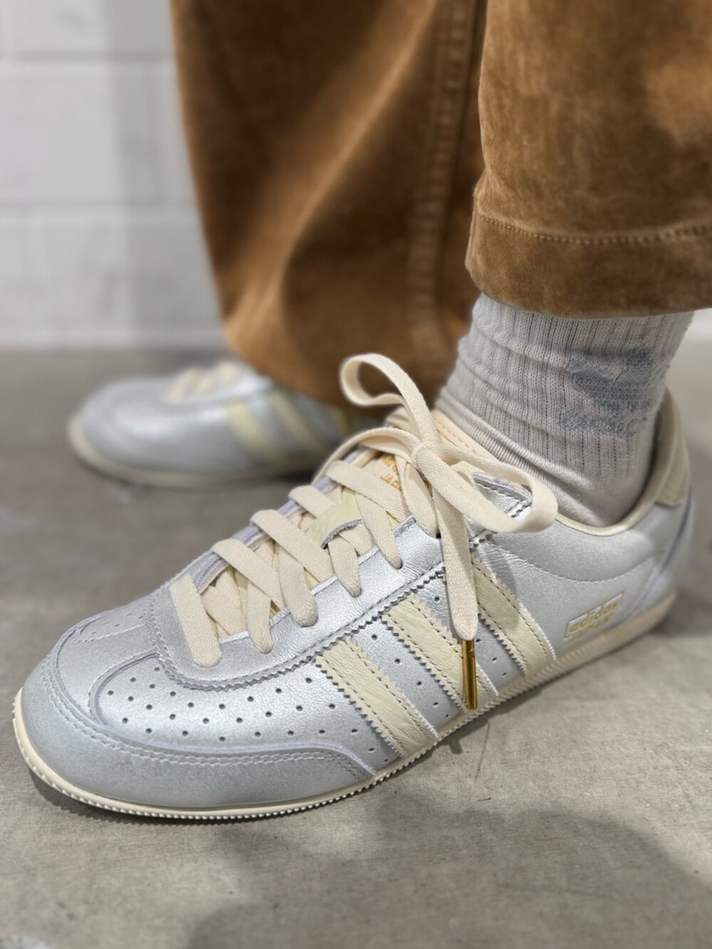 シルバー系のショルダーバッグ、ブラック系のスウェット、ブラウン系のその他パンツを着用したレディースの秋コーディネートの6枚目の写真