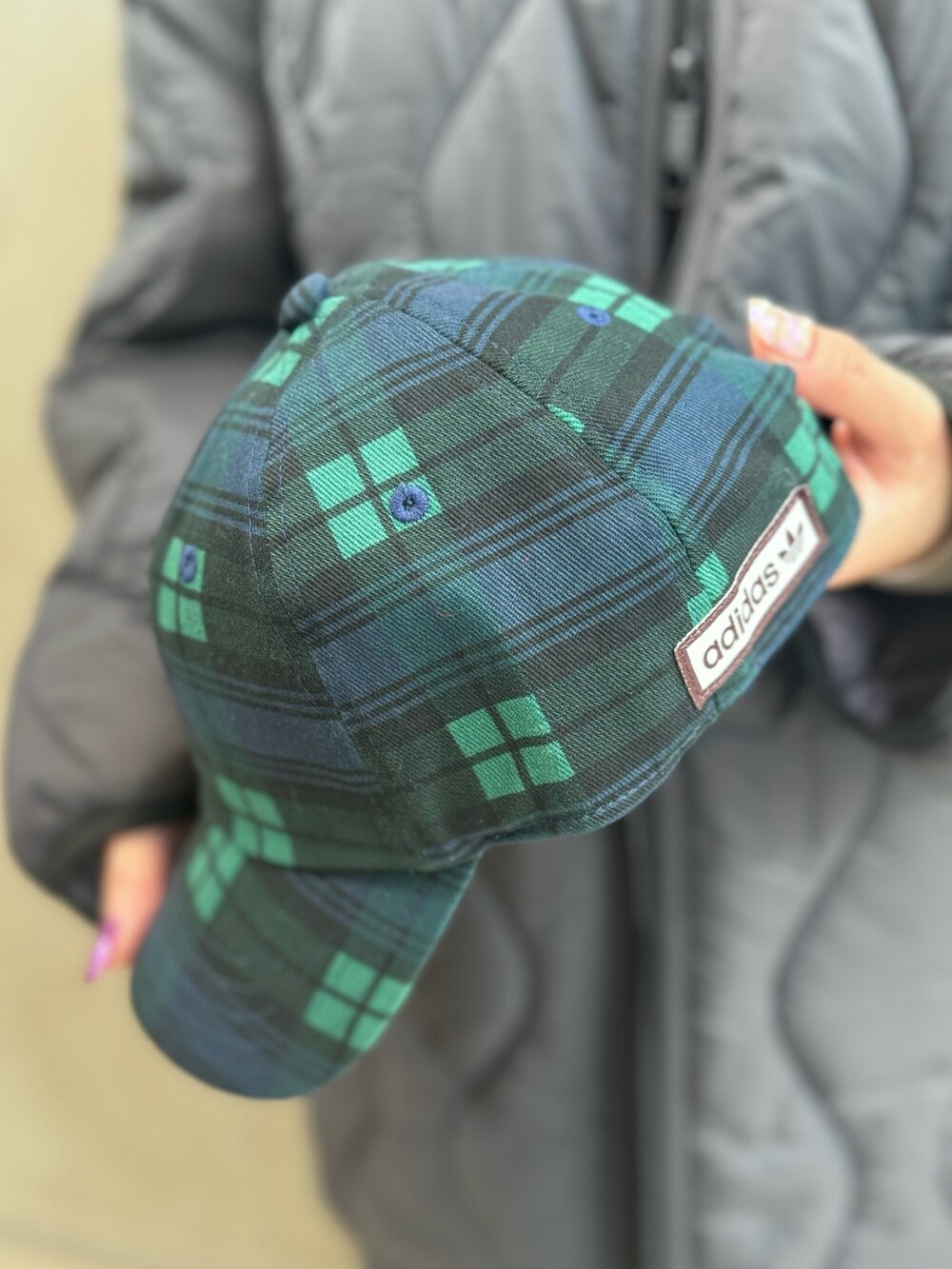 ブラック系のダウンジャケット/コート、ホワイト系のポロシャツ、グリーン系のスウェットパンツを着用したレディースの秋コーディネートの4枚目の写真