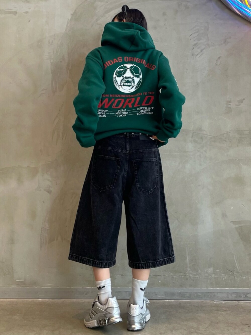 ブラック系のその他パンツ、グレー系のシューズを着用したレディースの秋コーディネートの2枚目の写真