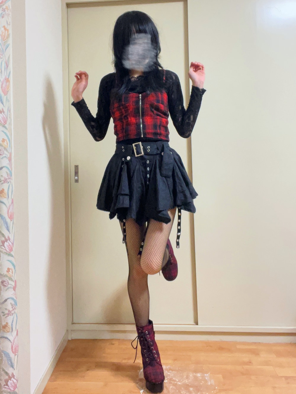「秋コーデ、おでかけコーデ、ビスチェ、スカートスタイル、原宿、パンク、厚底シューズ、WEGO、RETRO GIRL、レトロガール、赤×黒」｜「disparkのDISPARK/ベルト付きフリルアイレットスカート（スカート、ブラック系）」を使った、mocamocaさん（骨格ナチュラル・レディース・156cm）の秋コーディネートの3枚目の写真