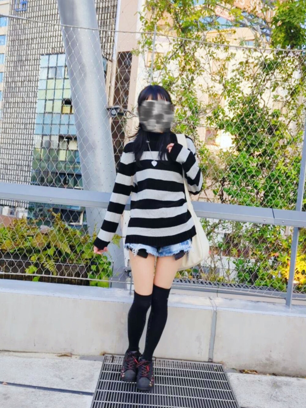 「秋っぽコーデ更新中、着回しコーデ、秋服コーデ、パンク、ストリート、y2k、ニット、ショートパンツ、スニーカー、ボーダー」｜「LIGHT-HEARTEDのアイテム（ニット/セーター、ブラック系）」を使った、mocamocaさん（骨格ナチュラル・レディース・156cm）の秋コーディネートの2枚目の写真