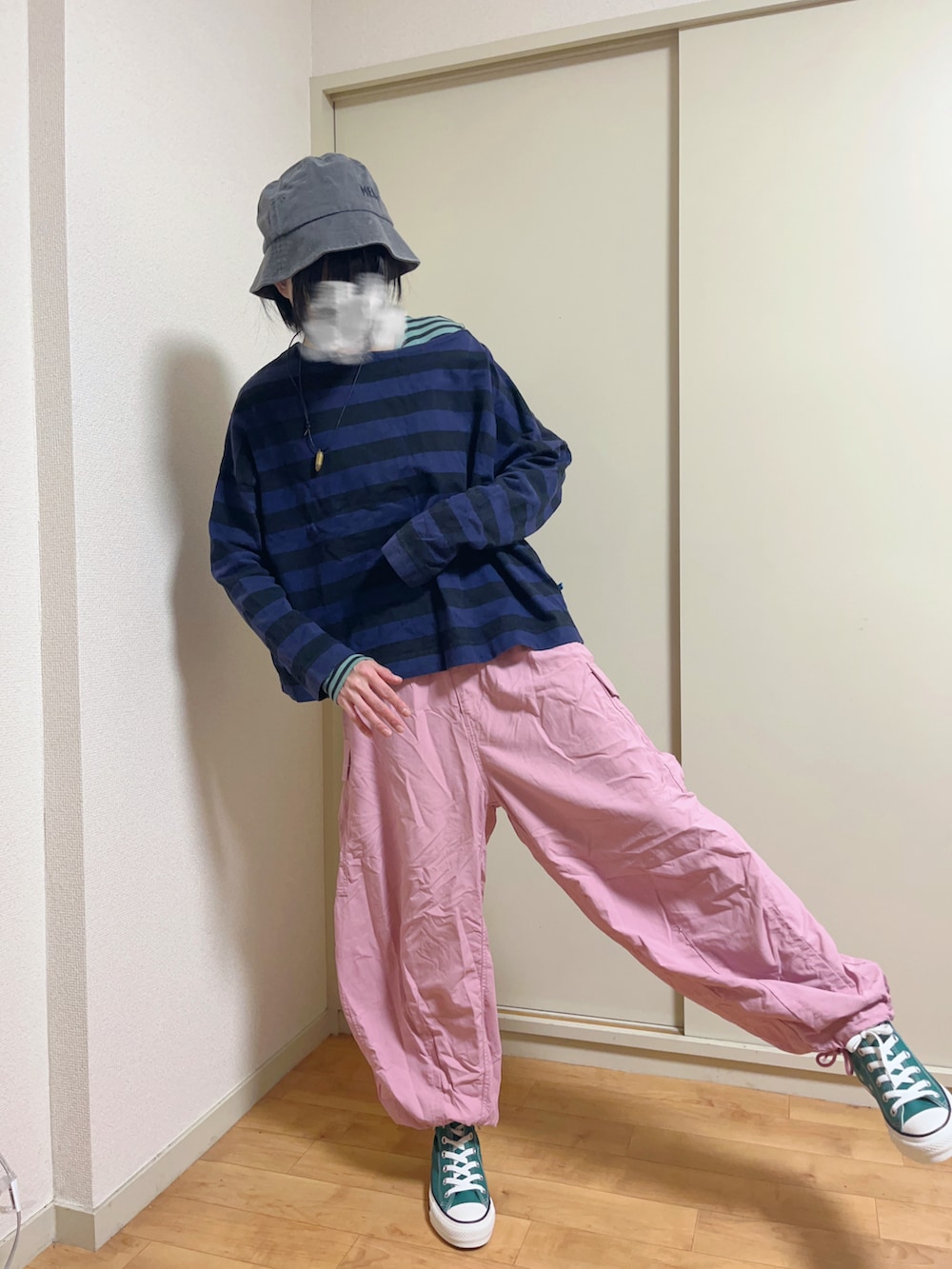 「秋っぽコーデ更新中、GU、converse、niko and…、ニコアンド、ストリート、メンズライク、シンプルスタイル、ラフコーデ、スニーカー、バケットハット、カーゴパンツ」｜「niko and...の[MODE NORM CORE]シャカバルーンカーゴパンツ（カーゴパンツ、ピンク系）」を使った、mocamocaさん（骨格ウェーブ・レディース・156cm）の秋コーディネートの2枚目の写真