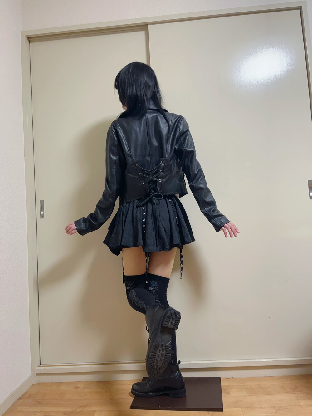 「秋っぽコーデ更新中、パンクコーデ、ガーリー、甘辛mix、デートコーデ、秋のライダース祭り、休日スタイル、モノトーン、レザー、リボンブラウス」｜「disparkのDISPARK/ベルト付きフリルアイレットスカート（スカート、ブラック系）」を使った、mocamocaさん（骨格ウェーブ・レディース・156cm）の秋コーディネートの3枚目の写真