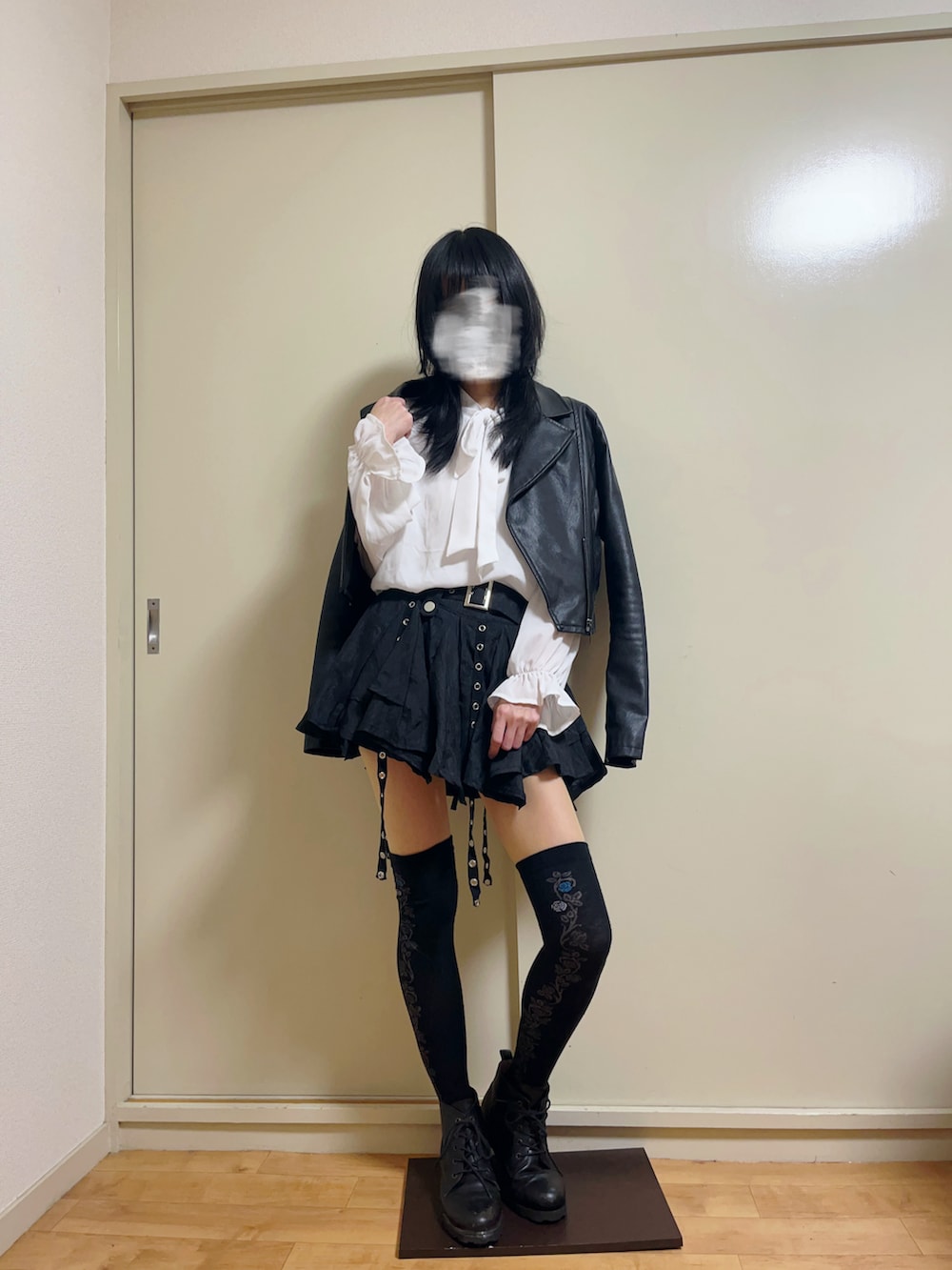 「秋っぽコーデ更新中、パンクコーデ、ガーリー、甘辛mix、デートコーデ、秋のライダース祭り、休日スタイル、モノトーン、レザー、リボンブラウス」｜「disparkのDISPARK/ベルト付きフリルアイレットスカート（スカート、ブラック系）」を使った、mocamocaさん（骨格ウェーブ・レディース・156cm）の秋コーディネートの2枚目の写真
