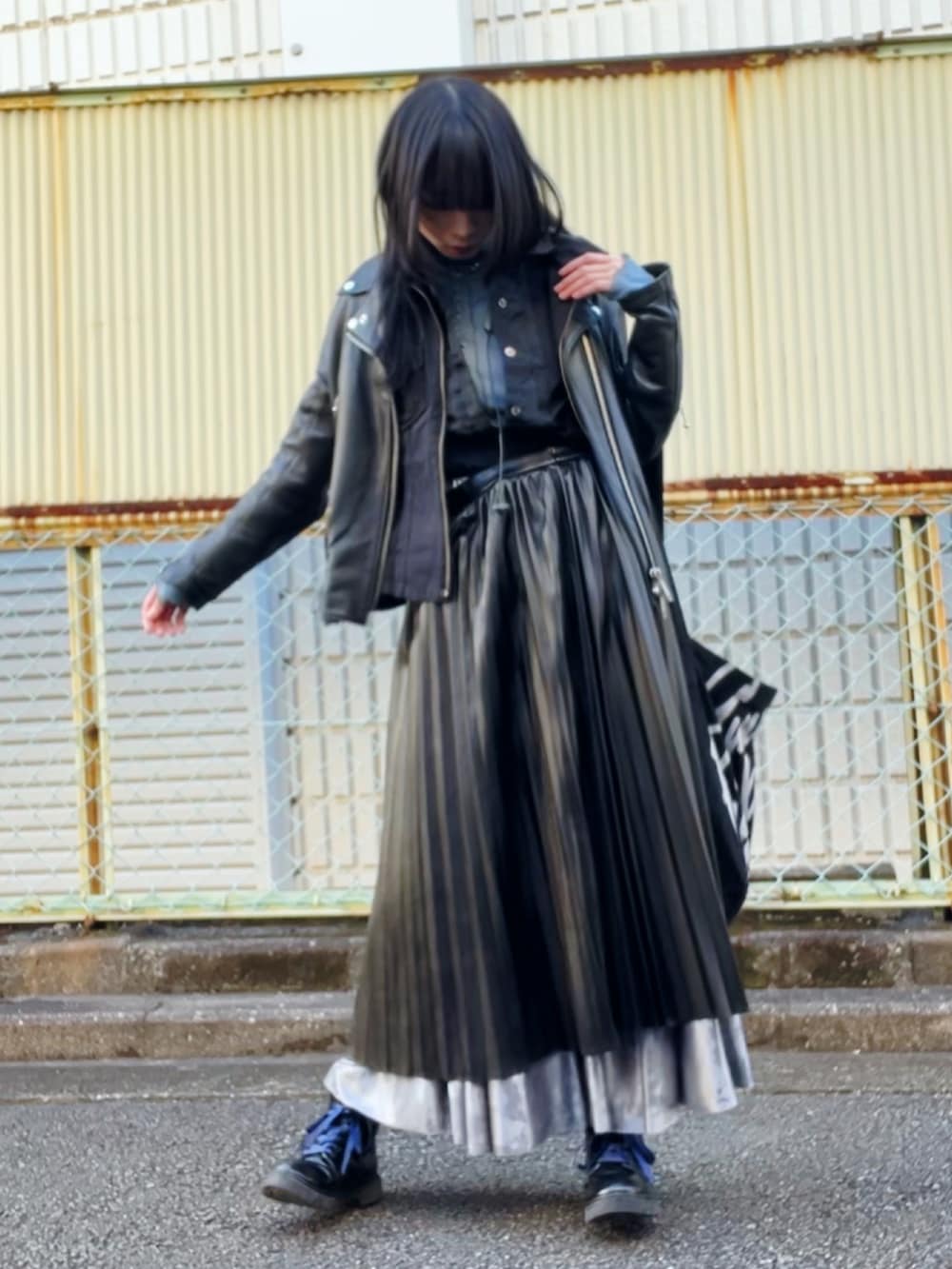 「真冬のあったかスタイル、ブラックコーデ、ブラック、冬、冬コーデ、モード、レイヤード、レザー、レザースカート、JEANASiS、GU」｜「JEANASISの【選べる着丈】アソートグリッターフレアスカート/207358（スカート、シルバー系）」を使った、mocamocaさん（骨格ナチュラル・レディース・156cm）の冬コーディネートの2枚目の写真