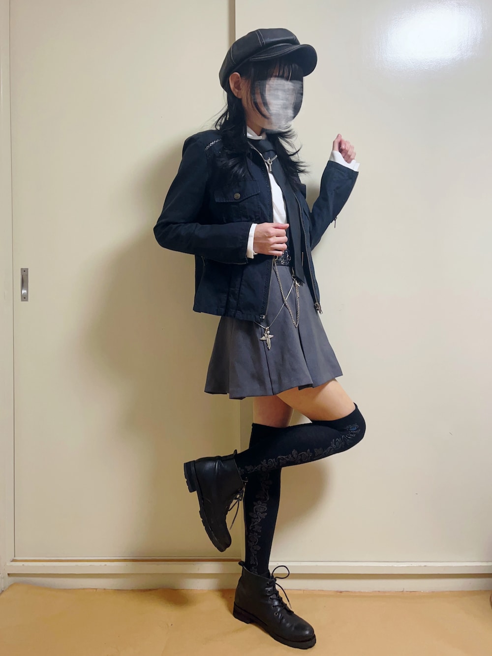 「おしゃ見えテクニック、今日のコーデ、秋のコーデ、ガーリーコーデ、GU、キャスケット、レザー、ネクタイコーデ、ミニスカート、ブーツ」｜「VIVAYOUのアイテム（ジャケット/アウター、ブラック系）」を使った、mocamocaさん（骨格ナチュラル・レディース・156cm）の秋コーディネートの3枚目の写真