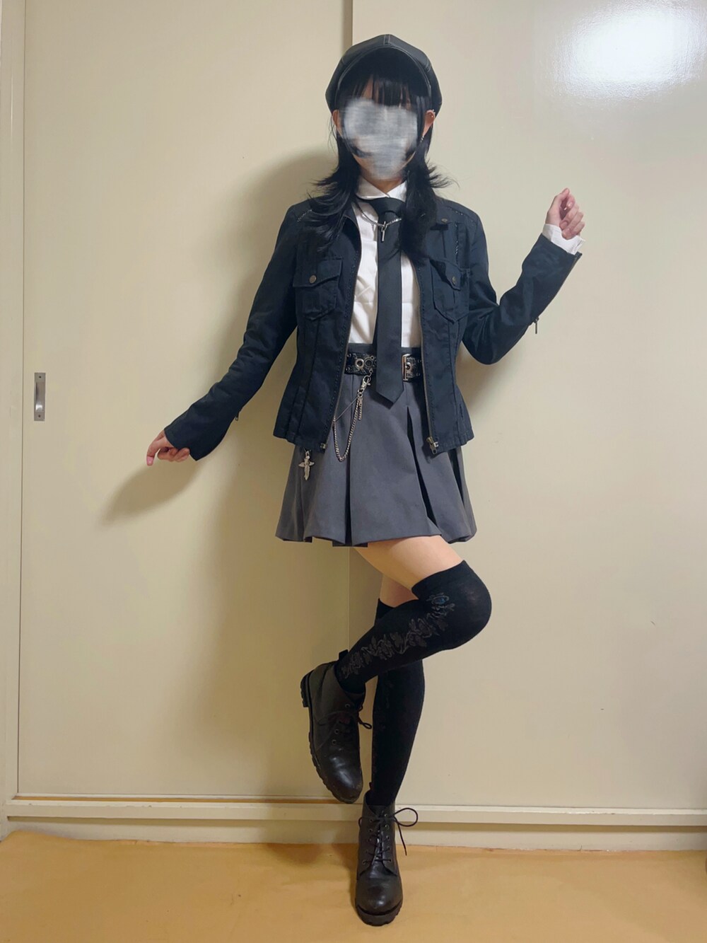 「おしゃ見えテクニック、今日のコーデ、秋のコーデ、ガーリーコーデ、GU、キャスケット、レザー、ネクタイコーデ、ミニスカート、ブーツ」｜「VIVAYOUのアイテム（ジャケット/アウター、ブラック系）」を使った、mocamocaさん（骨格ナチュラル・レディース・156cm）の秋コーディネートの2枚目の写真