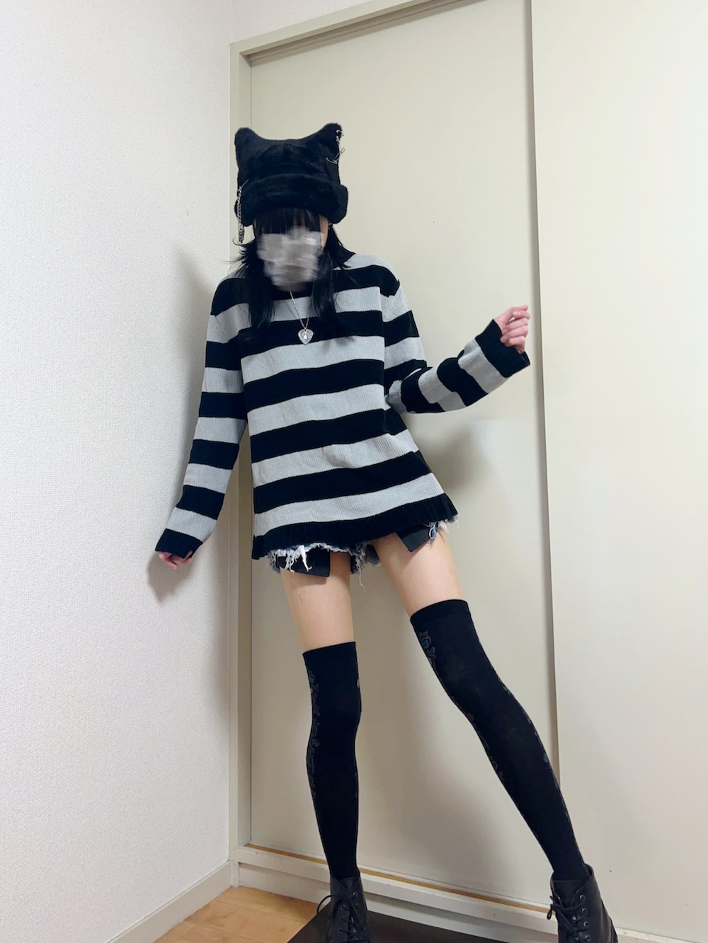 「秋コーデ、カジュアルコーデ、ニットコーデ、パンク、カジュアルガーリー、カジュアル、レザージャケット、レザー、ボーダーニット、猫耳ニット帽、ショートパンツ、American Eagle」｜「American Eagleのアイテム（デニムパンツ、ブルー系）」を使った、mocamocaさん（骨格ウェーブ・レディース・156cm）の秋コーディネートの2枚目の写真