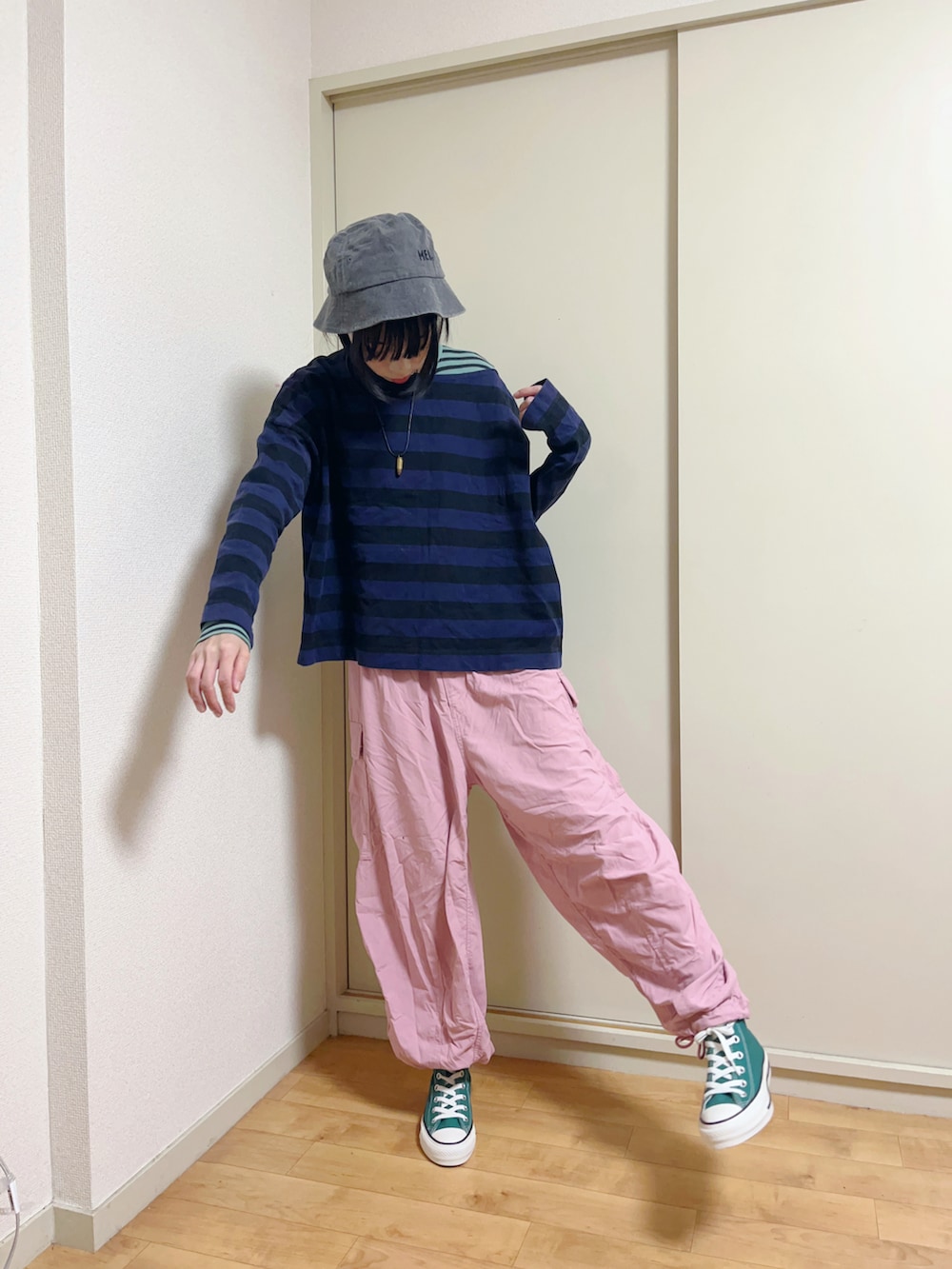 「秋っぽコーデ更新中、GU、converse、niko and…、ニコアンド、ストリート、メンズライク、シンプルスタイル、ラフコーデ、スニーカー、バケットハット、カーゴパンツ」｜「niko and...の[MODE NORM CORE]シャカバルーンカーゴパンツ（カーゴパンツ、ピンク系）」を使った、mocamocaさん（骨格ウェーブ・レディース・156cm）の秋コーディネートの3枚目の写真