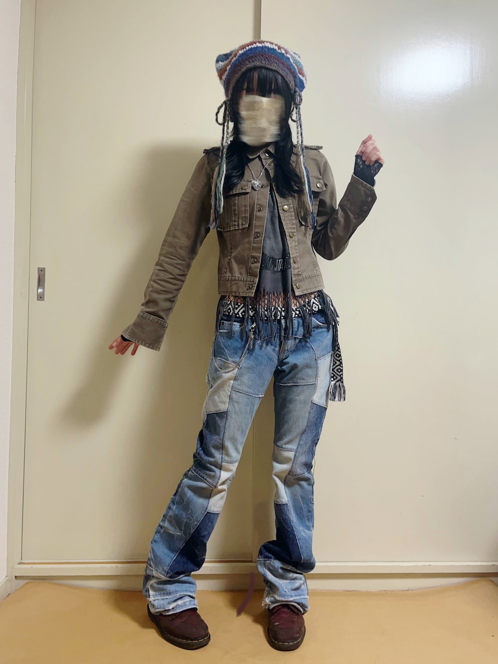 「秋服、秋コーデ、韓国ファッション、y2k、グランジ、ヒステリックグラマー、Dr.Martens、GAP、デニム、猫耳ニット帽」｜「American Eagleのアイテム（Tシャツ/カットソー、グレー系）」を使った、mocamocaさん（骨格ナチュラル・レディース・156cm）の秋コーディネートの2枚目の写真