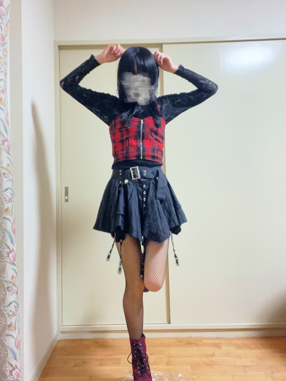 「秋コーデ、おでかけコーデ、ビスチェ、スカートスタイル、原宿、パンク、厚底シューズ、WEGO、RETRO GIRL、レトロガール、赤×黒」｜「disparkのDISPARK/ベルト付きフリルアイレットスカート（スカート、ブラック系）」を使った、mocamocaさん（骨格ナチュラル・レディース・156cm）の秋コーディネートの2枚目の写真