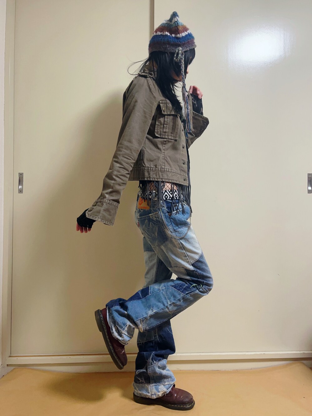 「秋服、秋コーデ、韓国ファッション、y2k、グランジ、ヒステリックグラマー、Dr.Martens、GAP、デニム、猫耳ニット帽」｜「American Eagleのアイテム（Tシャツ/カットソー、グレー系）」を使った、mocamocaさん（骨格ナチュラル・レディース・156cm）の秋コーディネートの3枚目の写真