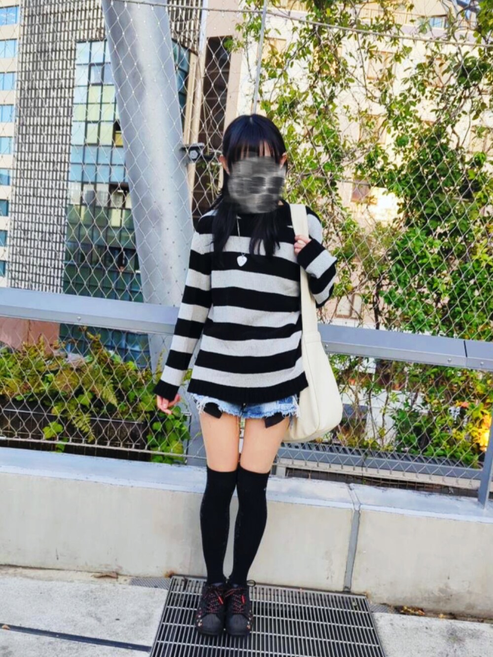 「秋っぽコーデ更新中、着回しコーデ、秋服コーデ、パンク、ストリート、y2k、ニット、ショートパンツ、スニーカー、ボーダー」｜「LIGHT-HEARTEDのアイテム（ニット/セーター、ブラック系）」を使った、mocamocaさん（骨格ナチュラル・レディース・156cm）の秋コーディネートの3枚目の写真