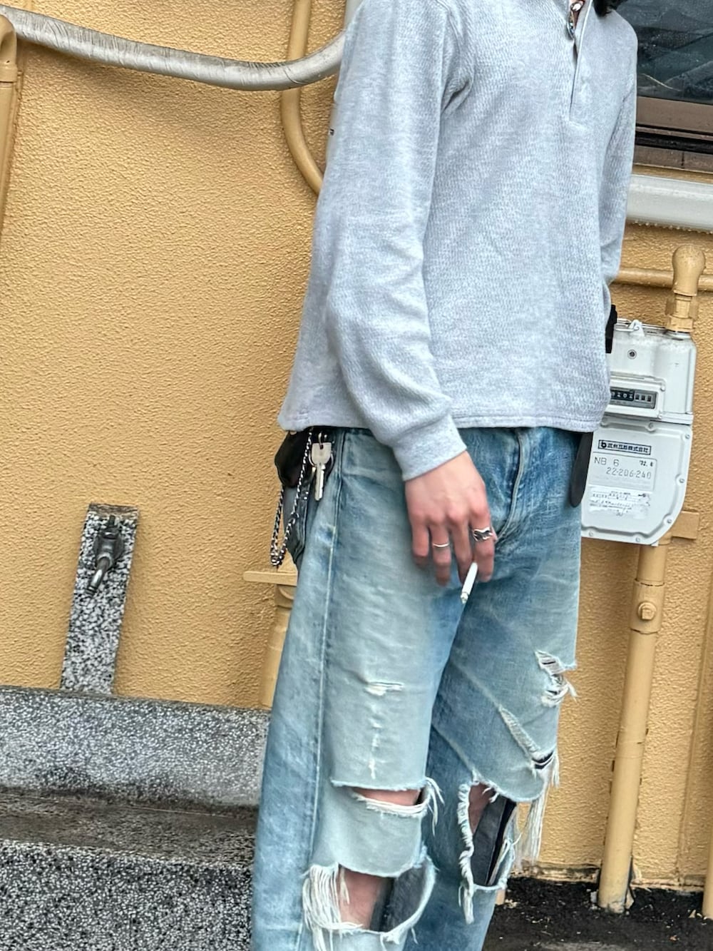 グレー系のTシャツ/カットソー、ブルー系のデニムパンツ、ブラック系のブーツを着用したメンズの春コーディネートの3枚目の写真