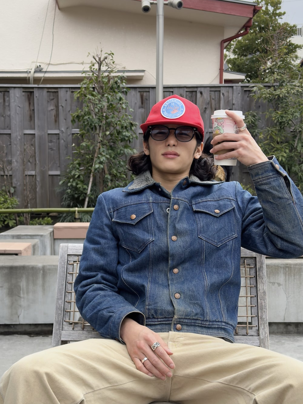 ブルー系のデニムジャケット、ベージュ系のチノパンツ、ブラック系のブーツを着用したメンズの冬コーディネートの3枚目の写真