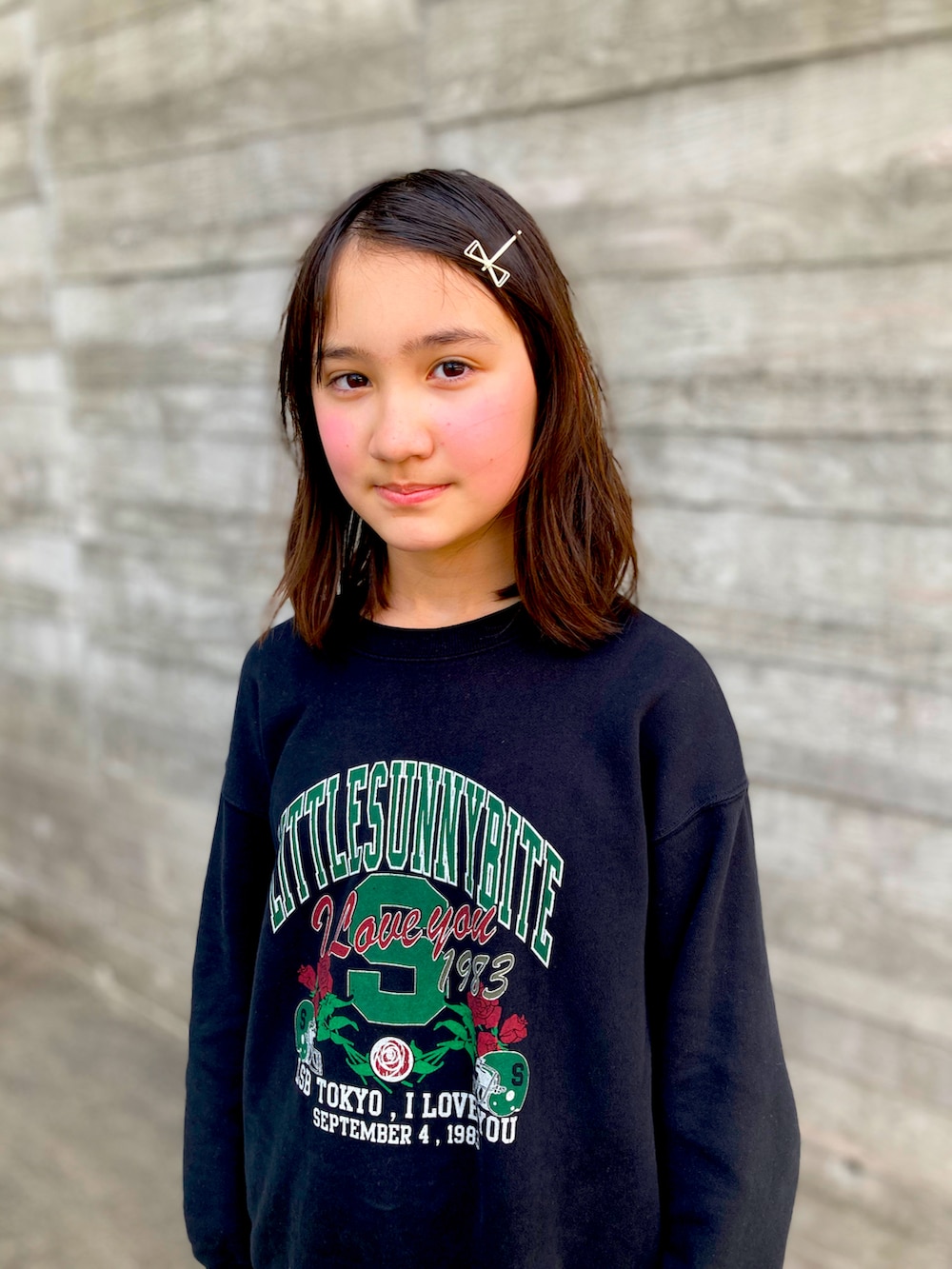 ピンク系のその他パンツ、ブラック系のスウェット、ブラック系のバレエシューズを着用したキッズの冬コーディネートの2枚目の写真