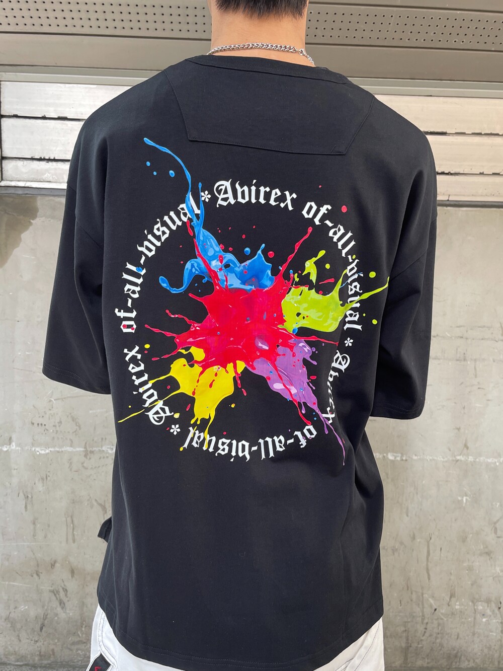 その他のデニムパンツ、ブラック系のTシャツ/カットソー、ブルー系のキャップを着用したメンズの春コーディネートの2枚目の写真