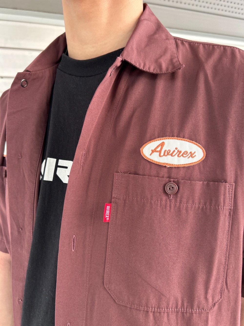 ブラック系のTシャツ/カットソー、ブラウン系のシャツ/ブラウス、ブラック系のその他パンツを着用したメンズの春コーディネートの3枚目の写真