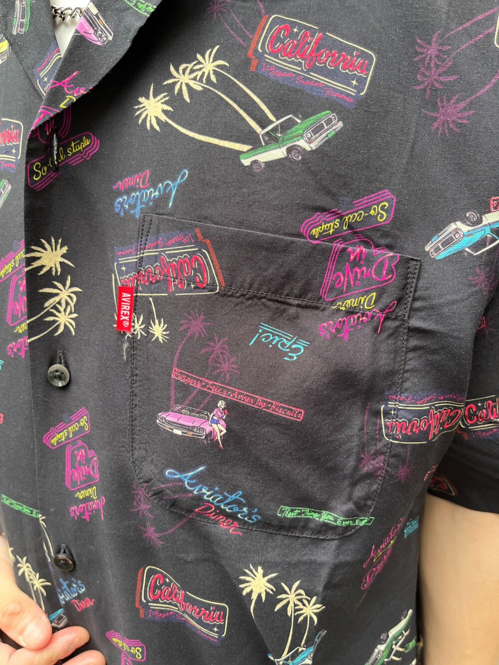 ホワイト系のTシャツ/カットソー、ブラック系のシャツ/ブラウス、その他のデニムパンツを着用したメンズの夏コーディネートの3枚目の写真