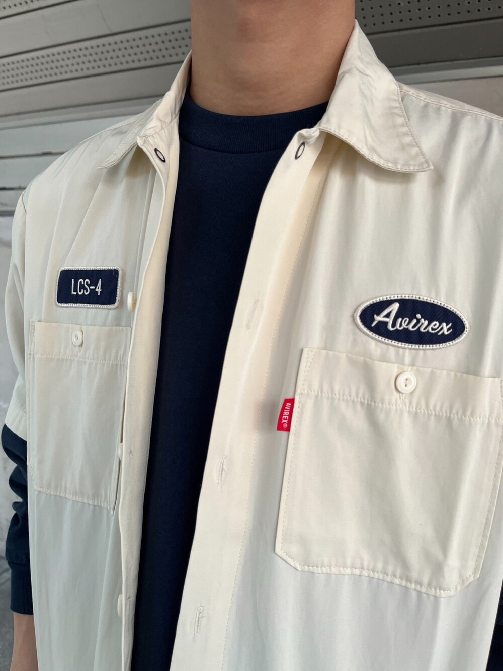 ホワイト系のシャツ/ブラウス、ブルー系のTシャツ/カットソー、その他のパンツを着用したメンズの春コーディネートの3枚目の写真