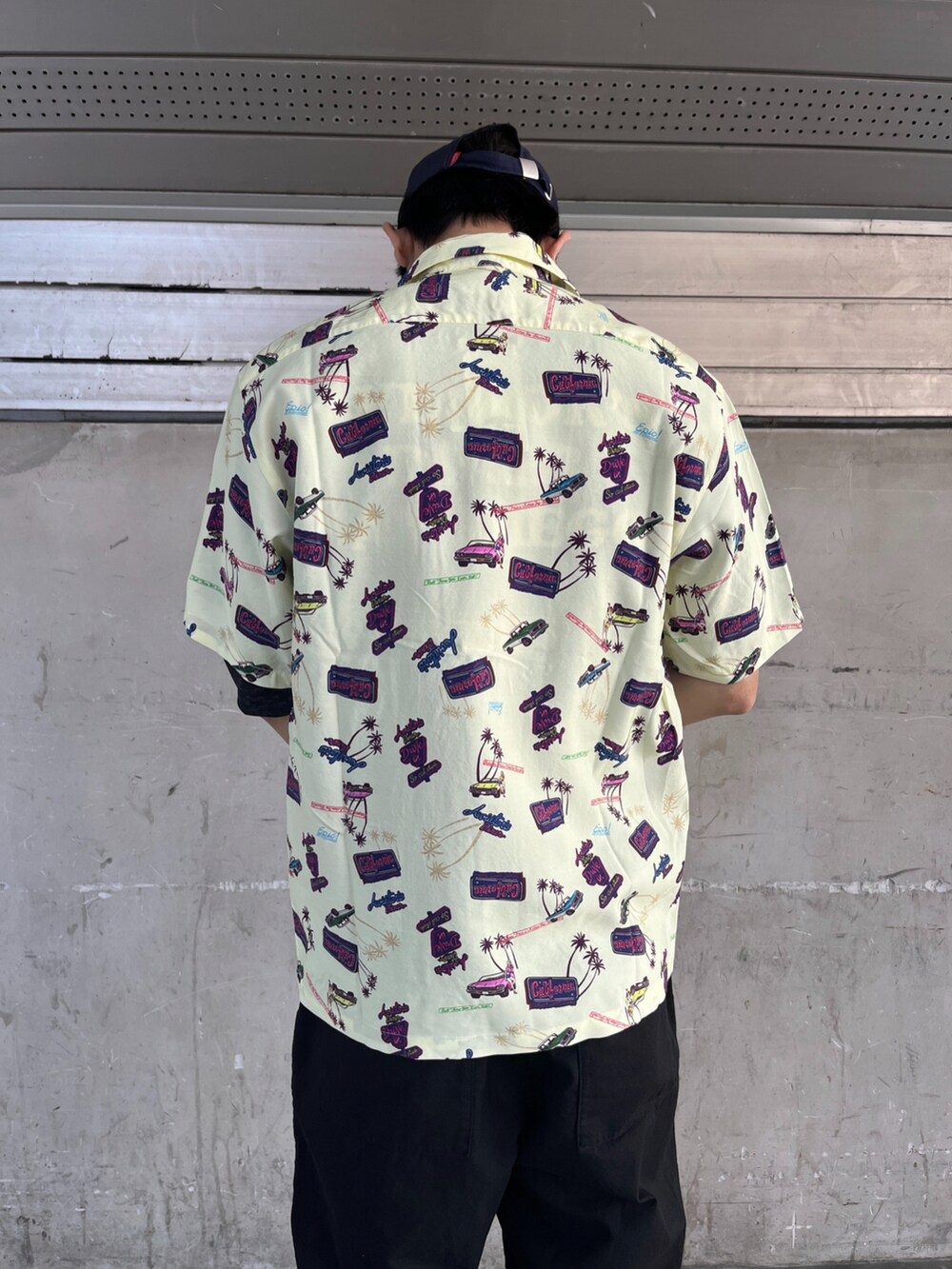 ベージュ系のシャツ/ブラウス、ブラック系のその他パンツ、ブルー系のキャップを着用したメンズの春コーディネートの2枚目の写真