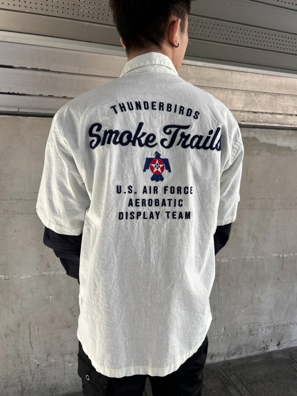 ホワイト系のパンツ、ブルー系のTシャツ/カットソー、ホワイト系のシャツ/ブラウスを着用したメンズの春コーディネートの2枚目の写真