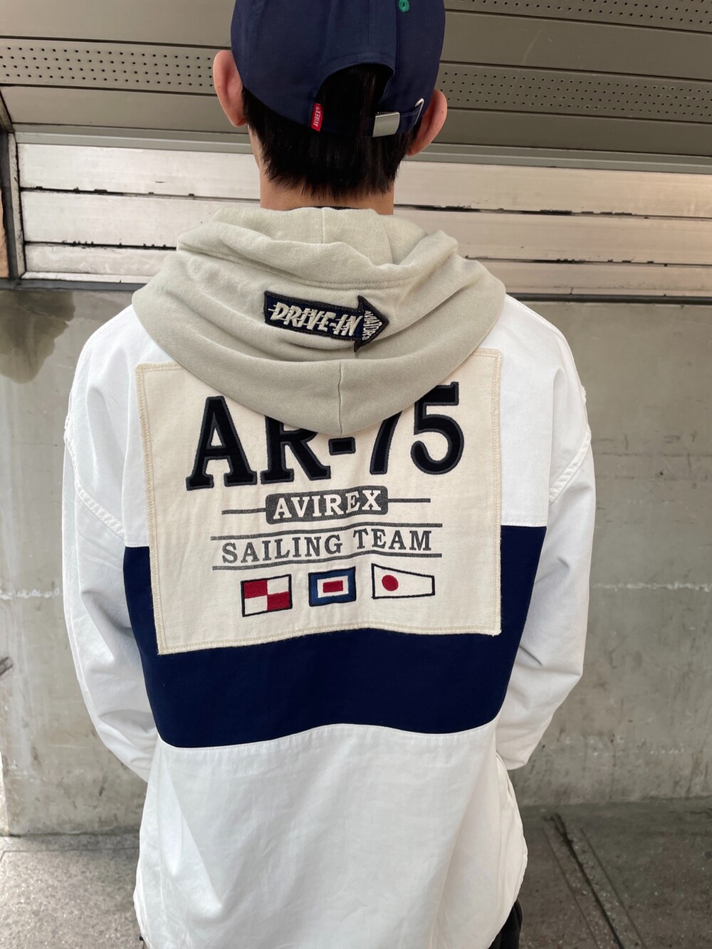 その他のパーカー、ブラック系のパンツ、ホワイト系のシャツ/ブラウスを着用したメンズの春コーディネートの2枚目の写真
