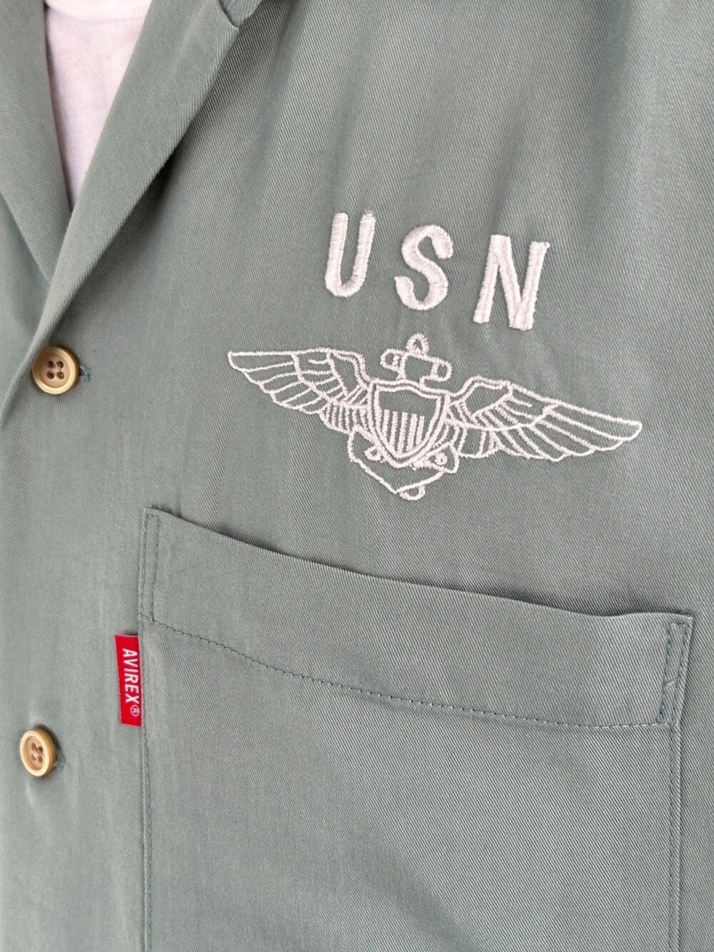 グリーン系のシャツ/ブラウス、その他のチノパンツ、ブルー系のキャップを着用したメンズの春コーディネートの3枚目の写真