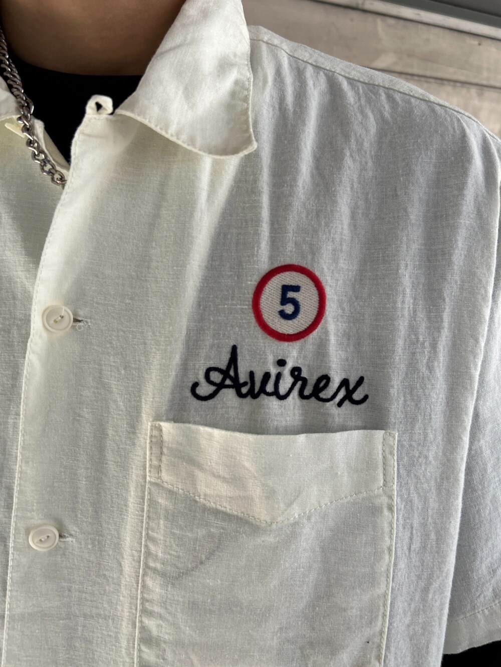 ホワイト系のパンツ、ブルー系のTシャツ/カットソー、ホワイト系のシャツ/ブラウスを着用したメンズの春コーディネートの3枚目の写真