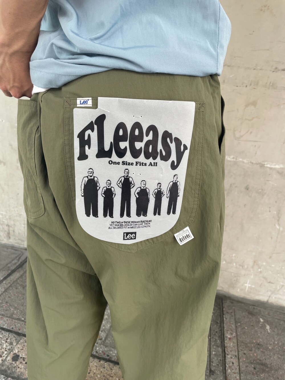 ホワイト系のTシャツ/カットソー、ホワイト系のシャツ/ブラウス、グリーン系のその他パンツを着用したメンズの夏コーディネートの4枚目の写真