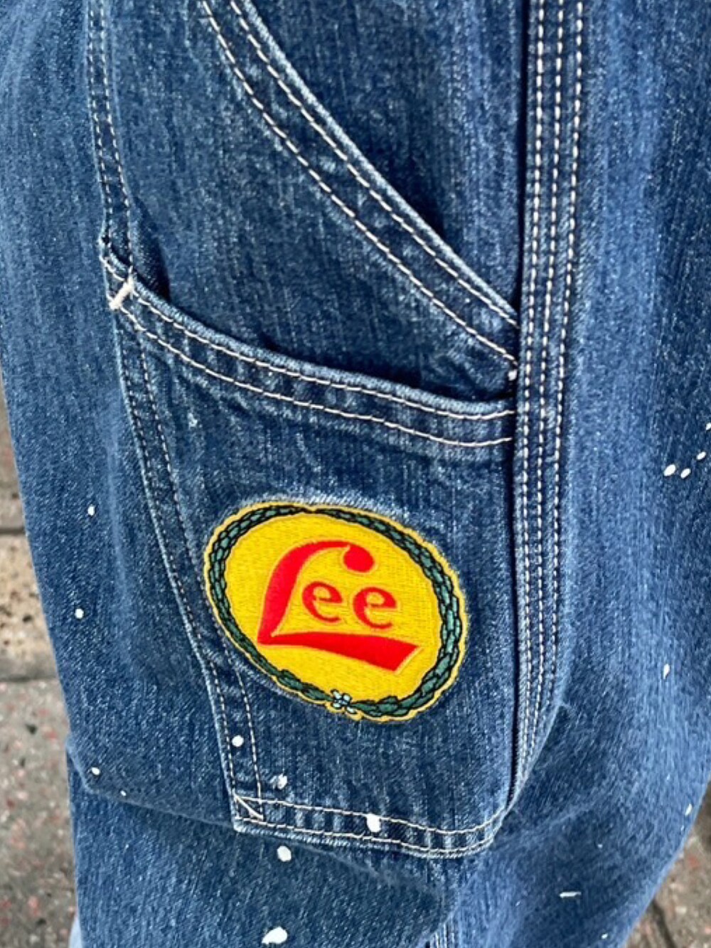 ホワイト系のTシャツ/カットソー、ホワイト系のデニムパンツ、ブルー系のキャップを着用したメンズの夏コーディネートの4枚目の写真