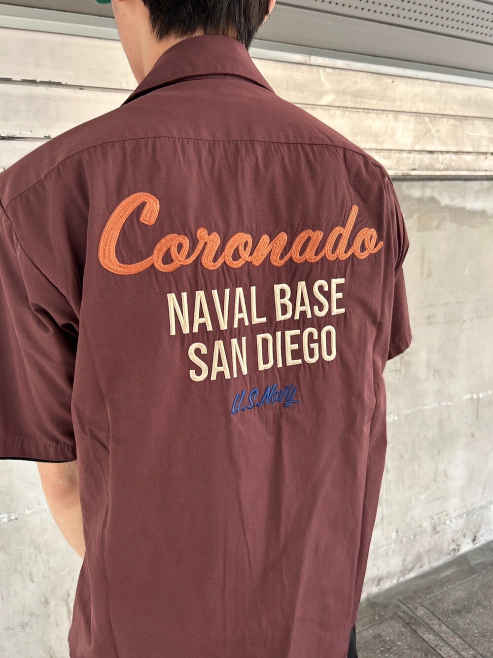 ブラック系のTシャツ/カットソー、ブラウン系のシャツ/ブラウス、ブラック系のその他パンツを着用したメンズの春コーディネートの2枚目の写真