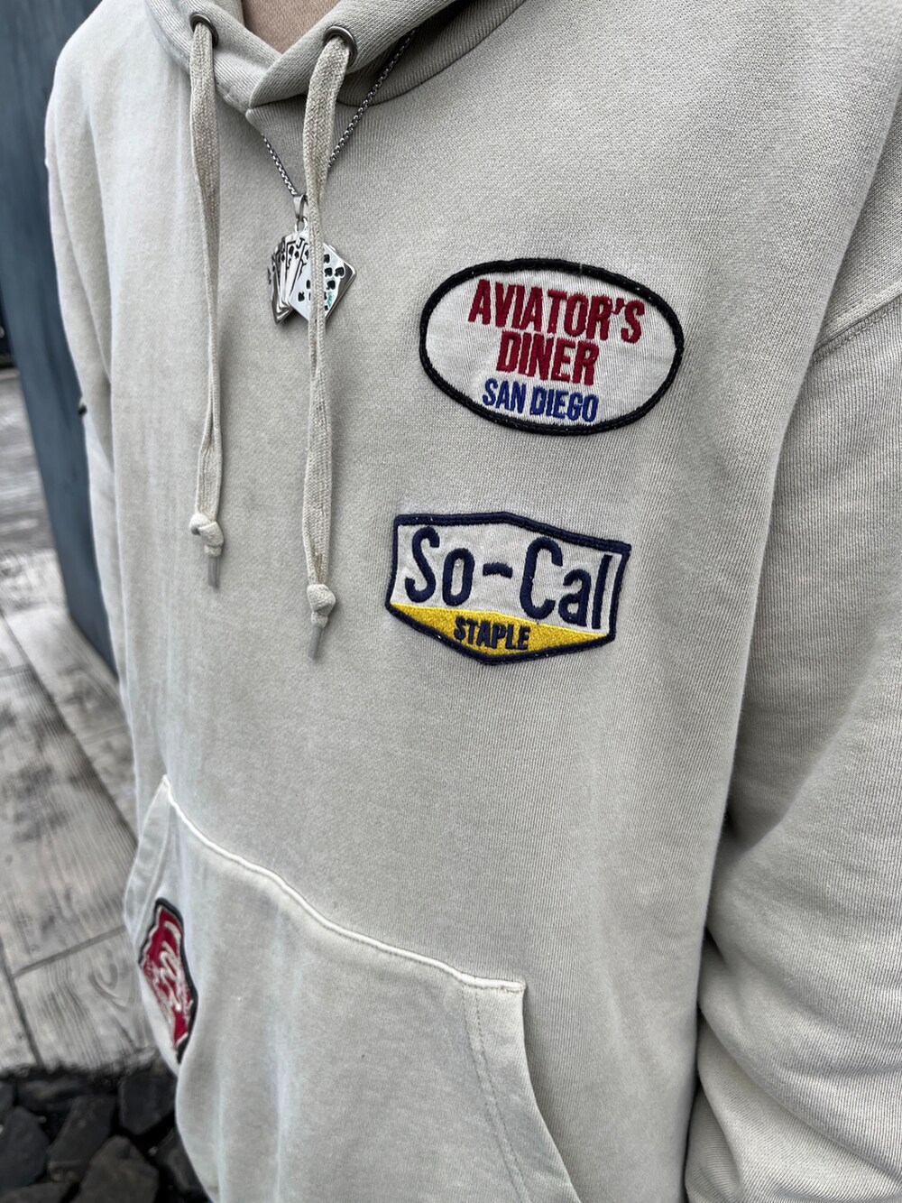 その他のパーカー、ブルー系のデニムパンツを着用したメンズの冬コーディネートの2枚目の写真