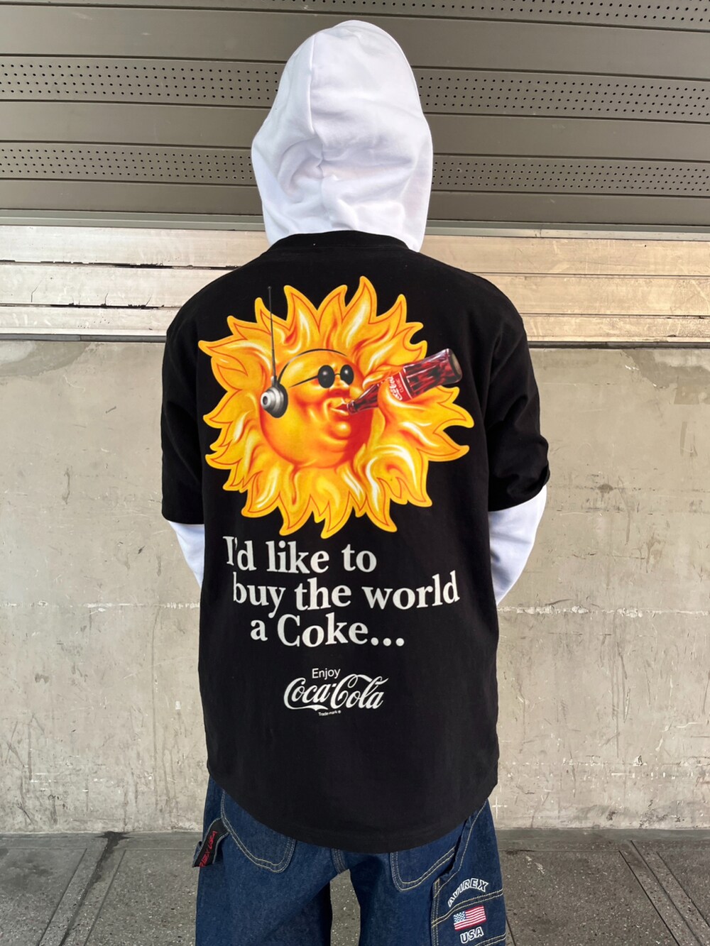 ブラック系のTシャツ/カットソー、ブルー系のパンツ、ホワイト系のパーカーを着用したメンズの春コーディネートの2枚目の写真