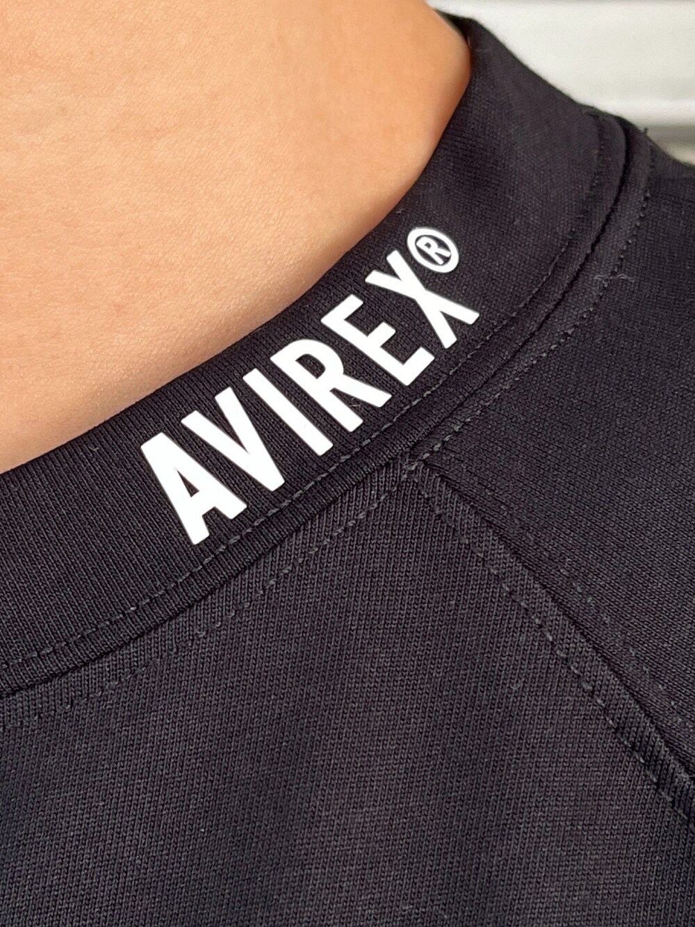 ブラック系のTシャツ/カットソー、グリーン系のその他パンツ、ブルー系のキャップを着用したメンズの春コーディネートの3枚目の写真