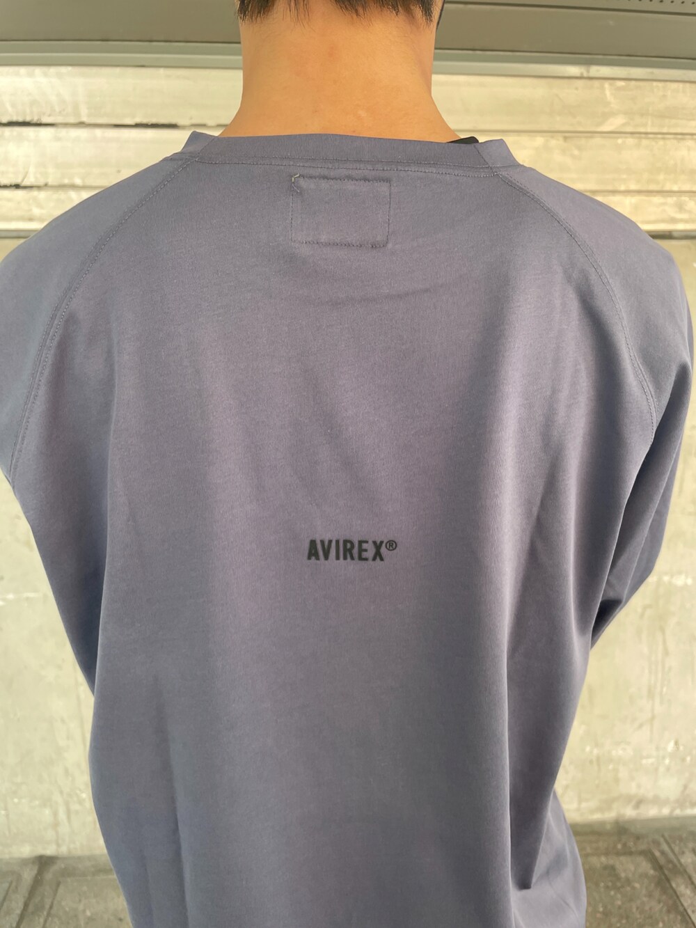 ブルー系のTシャツ/カットソー、ブラック系のチノパンツ、グリーン系のキャップを着用したメンズの春コーディネートの2枚目の写真