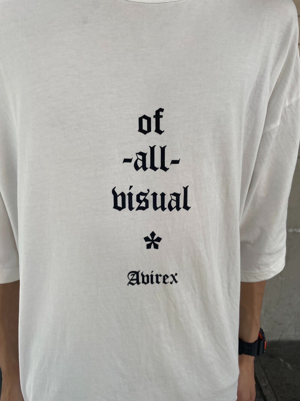 ホワイト系のTシャツ/カットソー、ホワイト系のデニムパンツ、ブルー系のキャップを着用したメンズの夏コーディネートの3枚目の写真