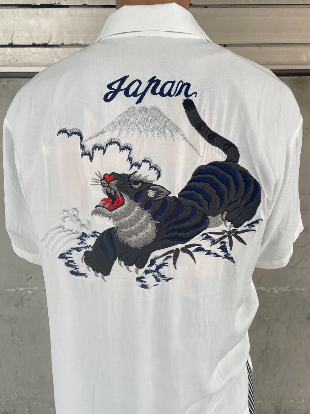 ブラック系のTシャツ/カットソー、その他のチノパンツを着用したメンズの春コーディネートの2枚目の写真