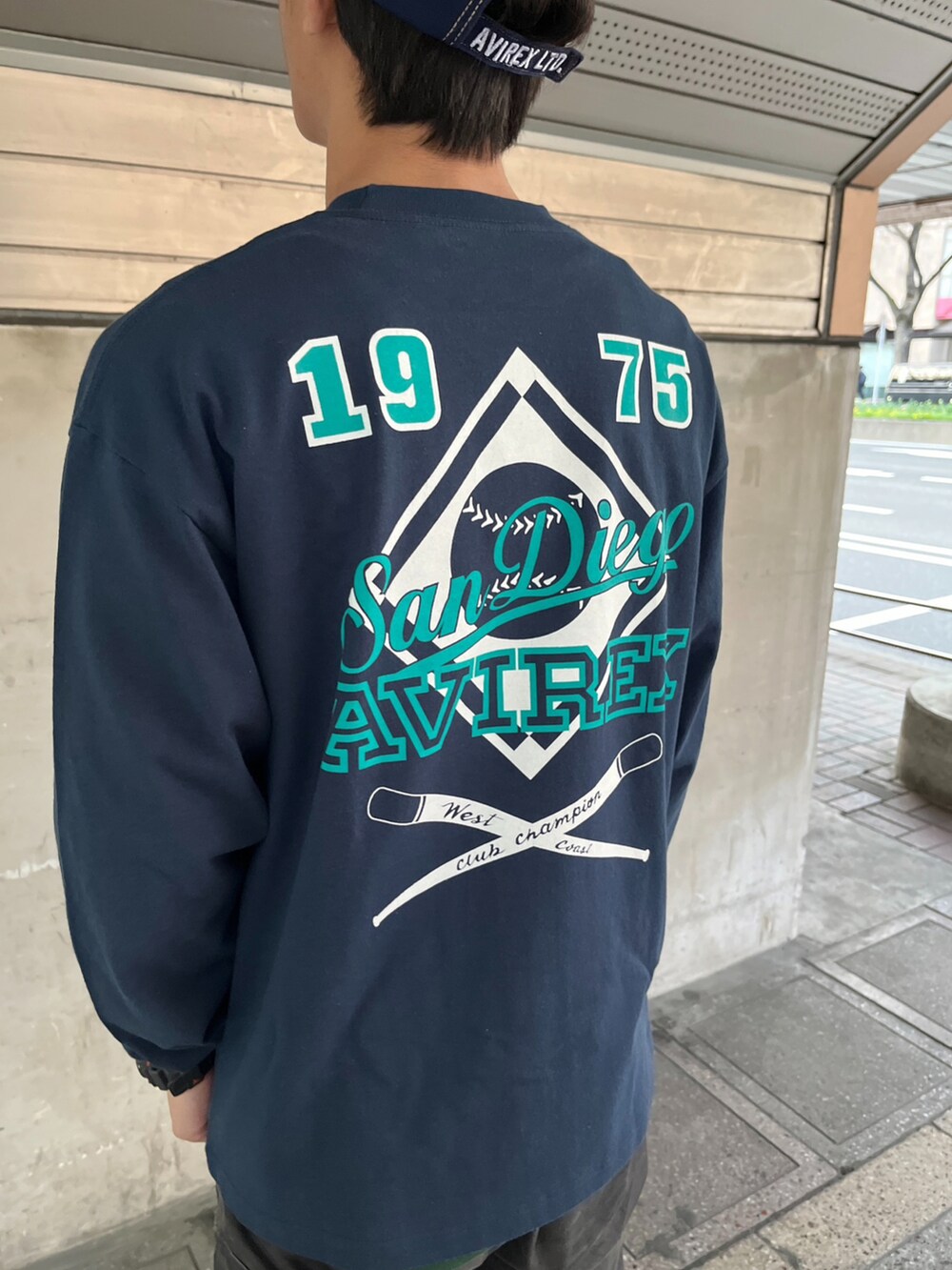 ブラック系のパンツ、ブルー系のTシャツ/カットソー、ブルー系のキャップを着用したメンズの春コーディネートの2枚目の写真