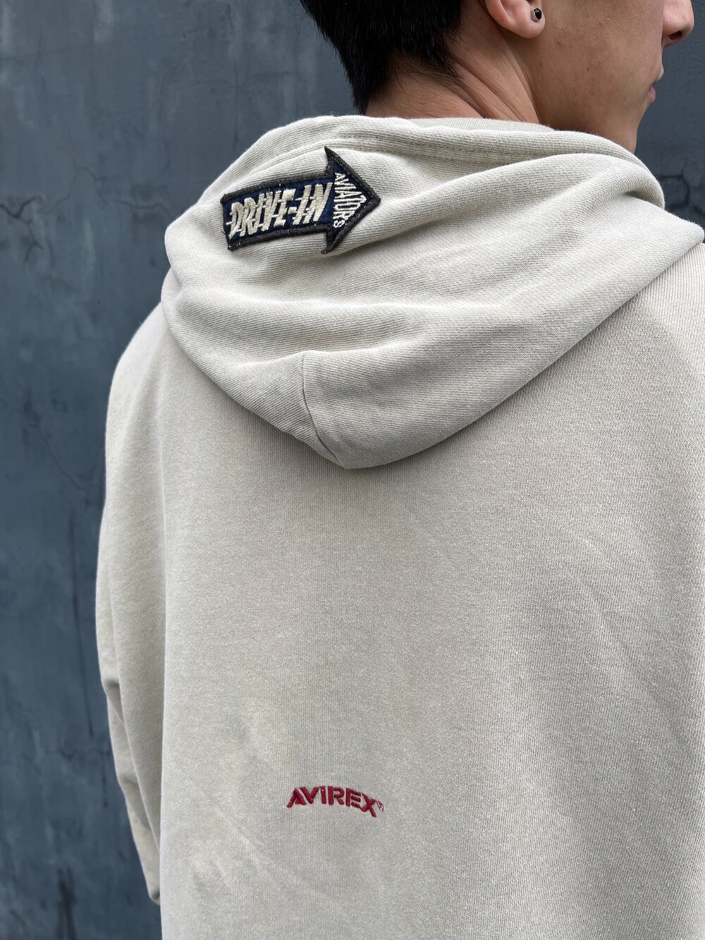 その他のパーカー、ブルー系のデニムパンツを着用したメンズの冬コーディネートの4枚目の写真